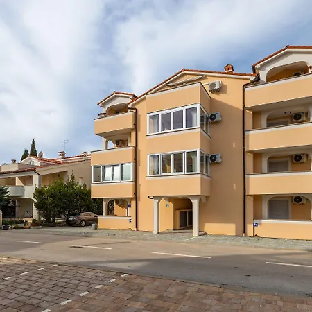 Cozy Studio-apartment Nur 550 Meter Zum Sandstrand Medulin